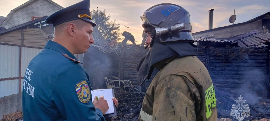 В Петрозаводске пожарные эвакуировали газовые баллоны из горящего гаража