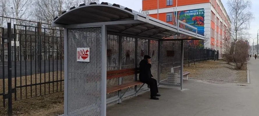 Первую из двенадцати новых остановок установили в центре Петрозаводска