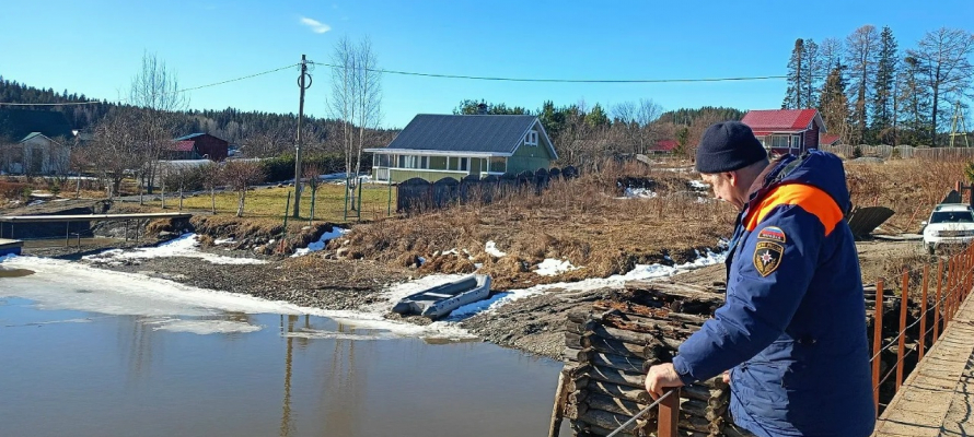 Специалисты проверили ледовую обстановку на водоемах в Карелии
