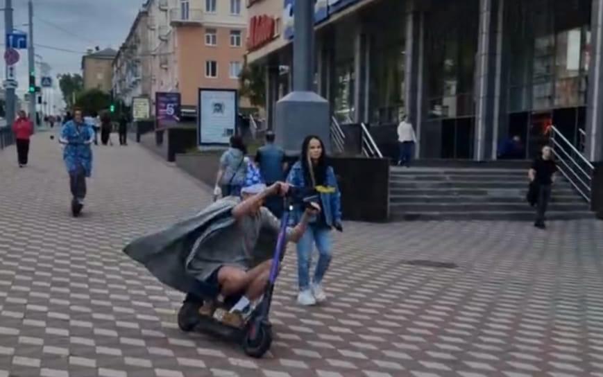 малолетка переодевается Бабка и гном гоняли на самокатах по центру Петрозаводска | СТОЛИЦА на Онего