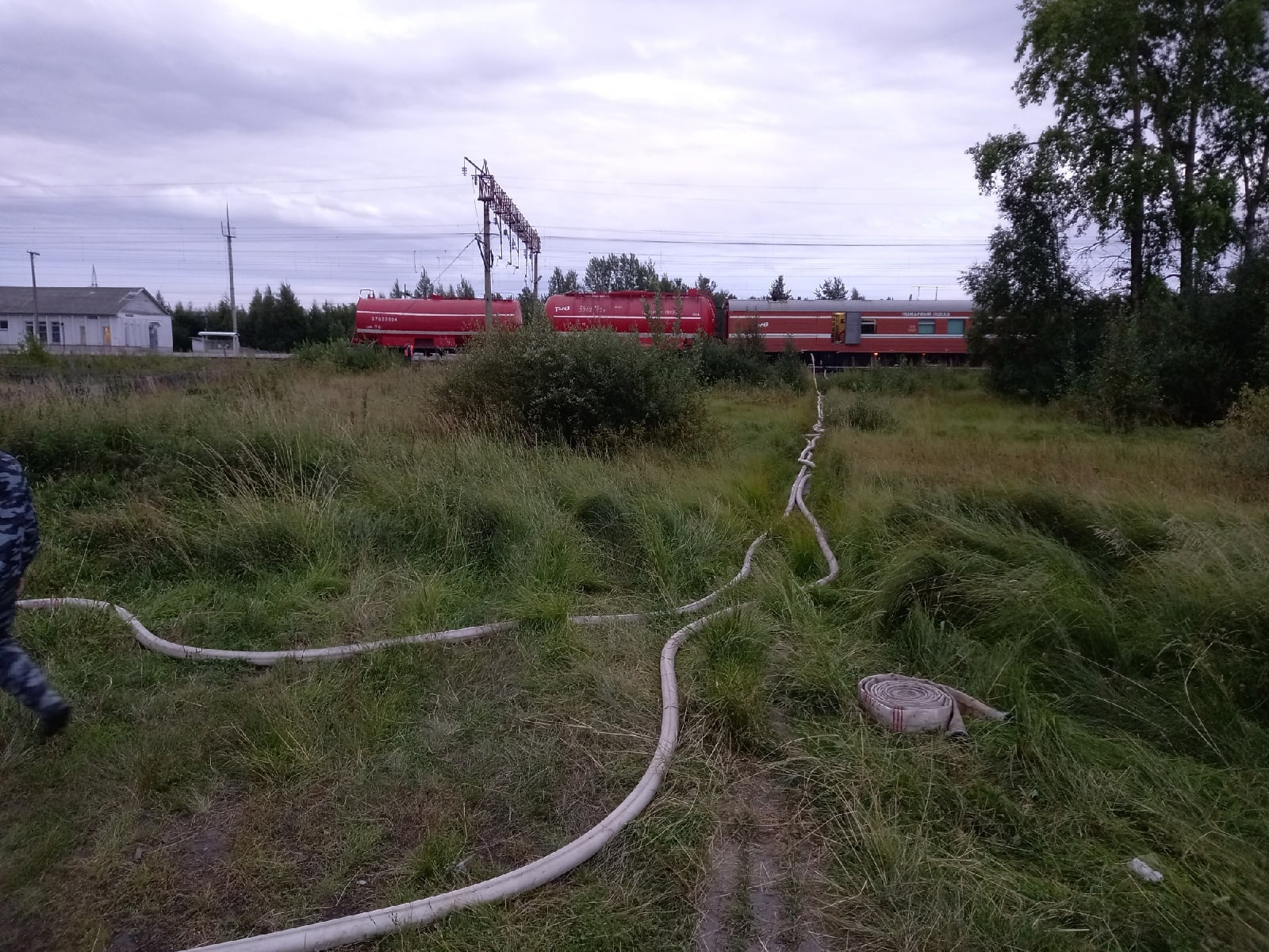 В поселок на севере Карелии приехал пожарный поезд, чтобы спасти дом от  огня (ФОТО)