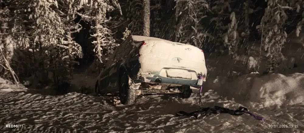 Автомобиль повис над дорогой после ДТП в Муезерском районе