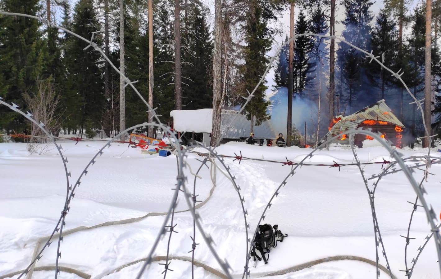 Маленькие дети чуть не сгорели вместе с дачей на севере Карелии |  15.03.2022 | Новости Петрозаводска - БезФормата