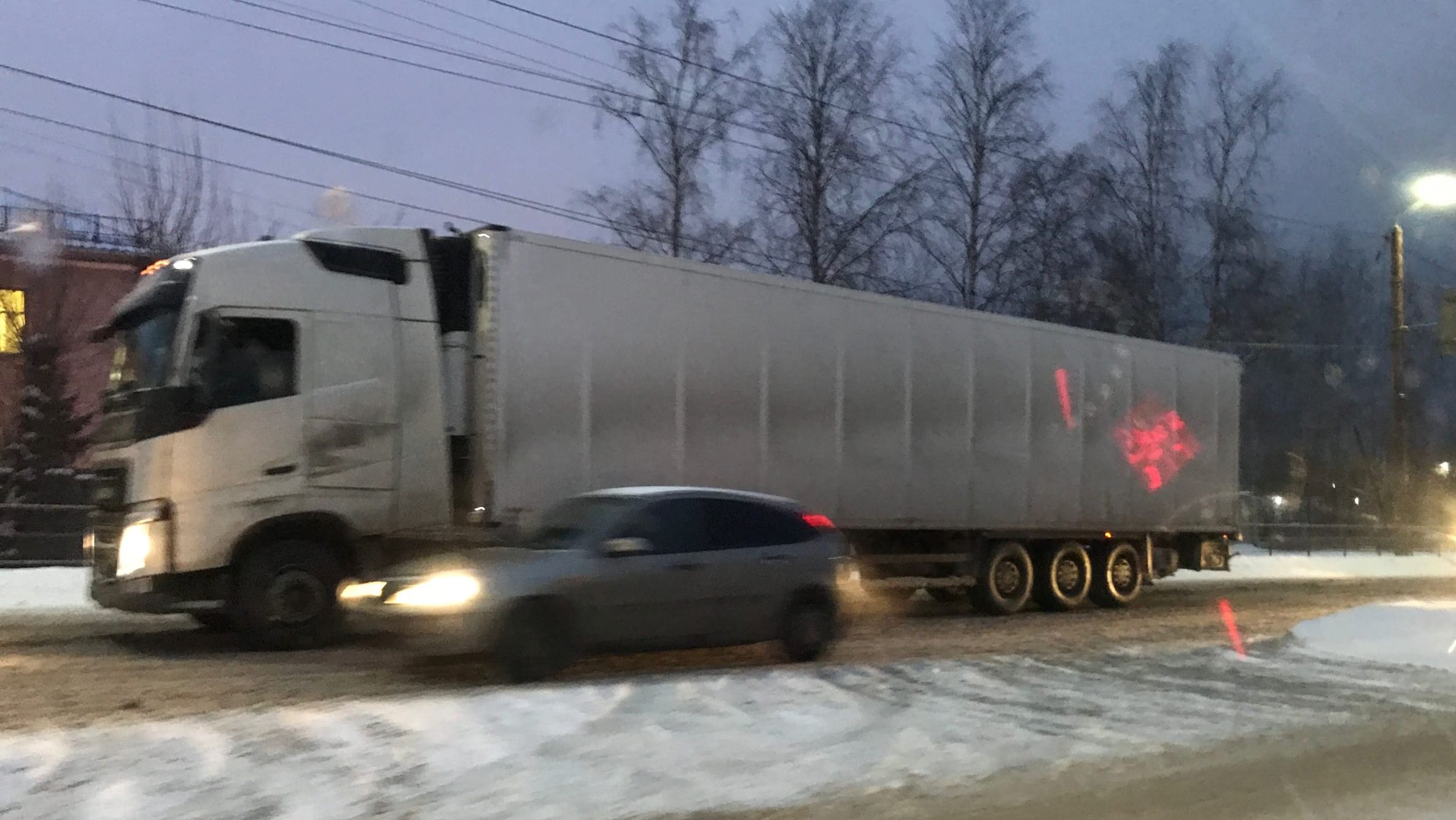 Фуры застряли на заснеженной дороге в Петрозаводске – образовалась пробка  (ФОТО) | СТОЛИЦА на Онего