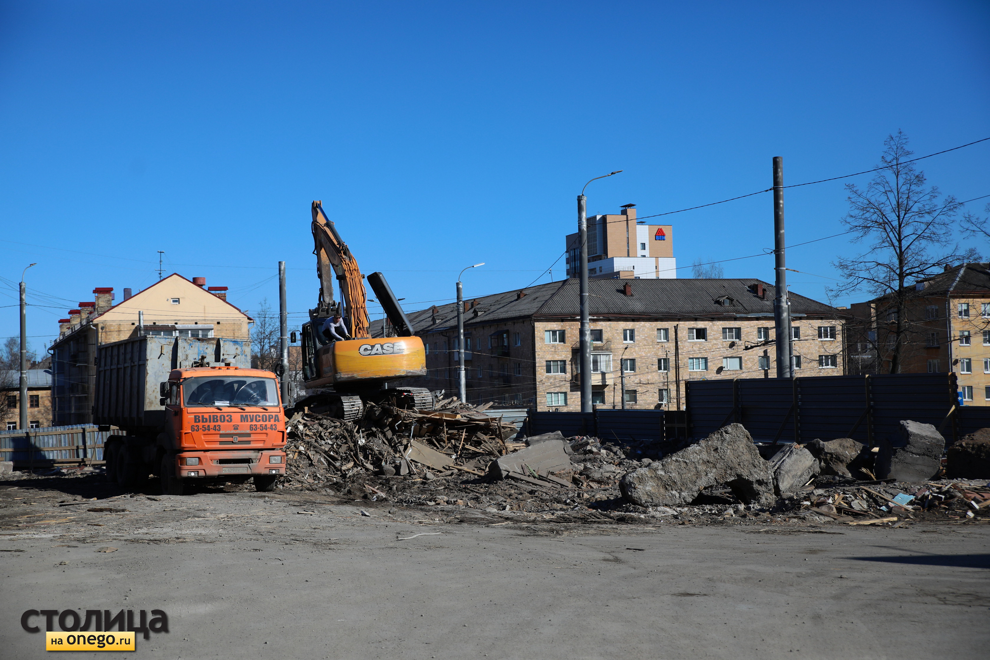 Строители завершают вывоз мусора после сноса офисного здания в Петрозаводске
