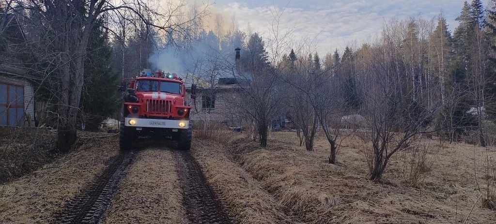Труп женщины обнаружили при тушении пожара в дачном доме в Приладожье