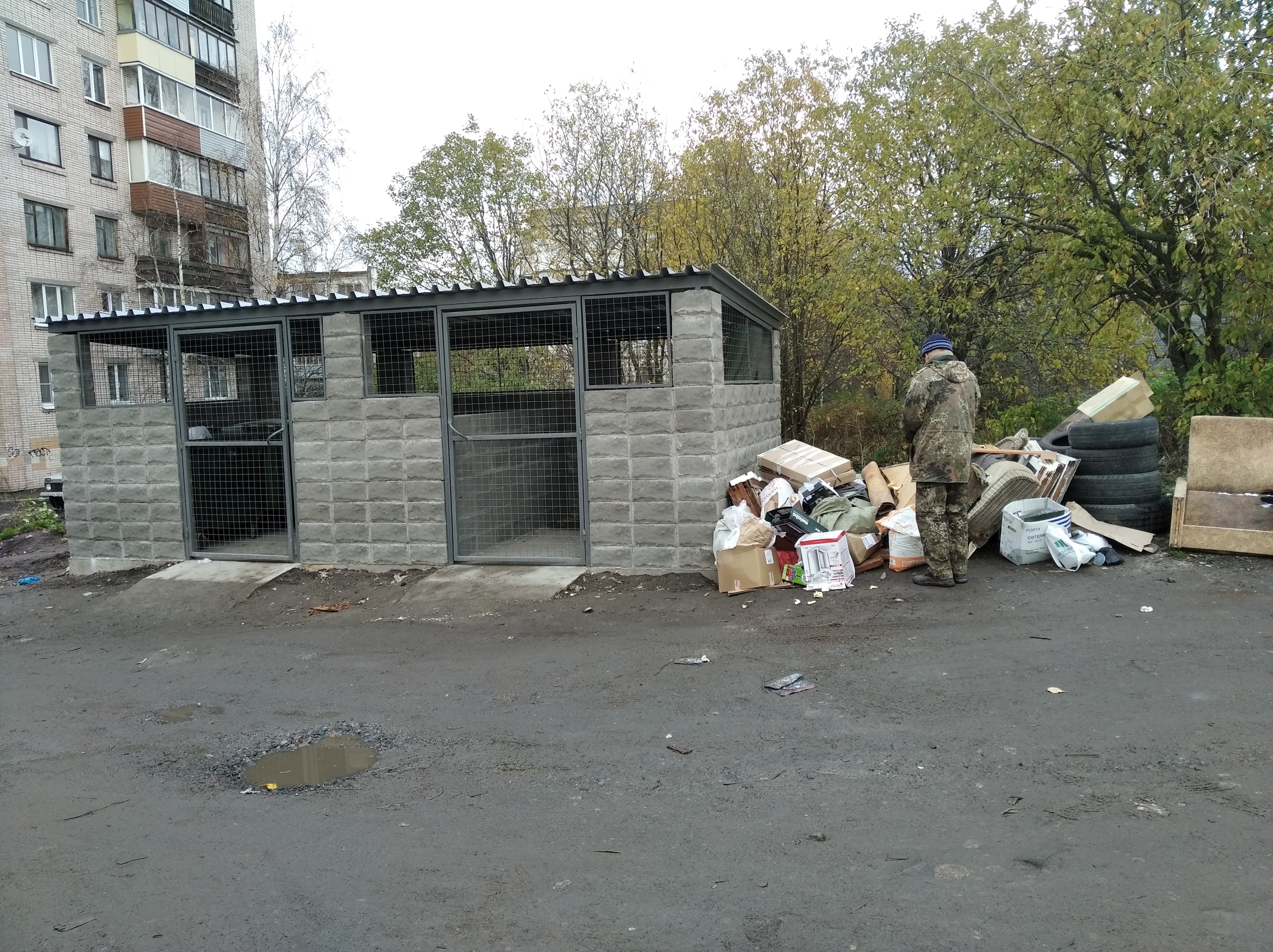 Новые мусорки. Мусорка во дворе. Помойка во дворе. Контейнерная площадка Петрозаводск. Новые мусорки во дворе.