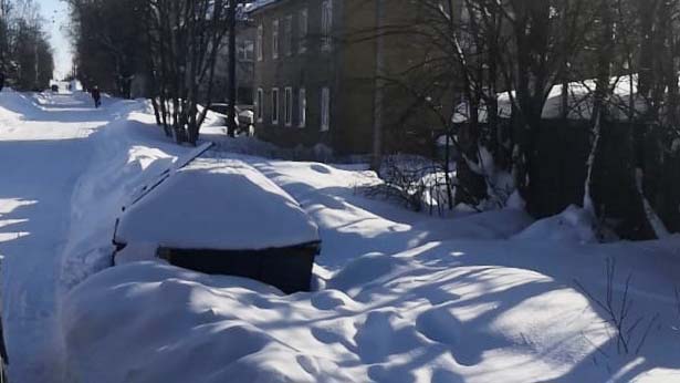 Мусорная машина застряла в снегу. Смотреть фото Мусорная машина застряла в снегу. Смотреть картинку Мусорная машина застряла в снегу. Картинка про Мусорная машина застряла в снегу. Фото Мусорная машина застряла в снегу