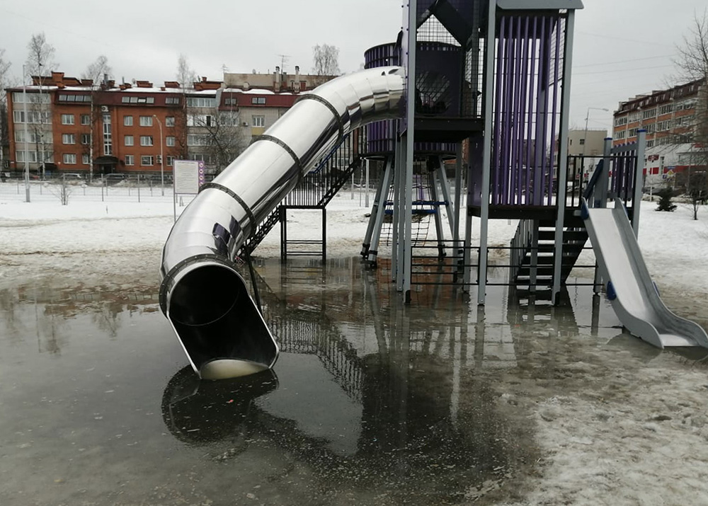 Новая детская площадка в Петрозаводске превратилась в аквапарк (ФОТО) |  СТОЛИЦА на Онего
