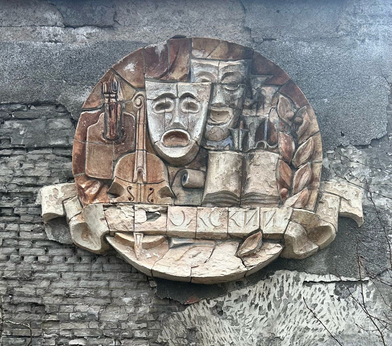 Реставрация барельефа для поселка в Приладожье завершена на 75%