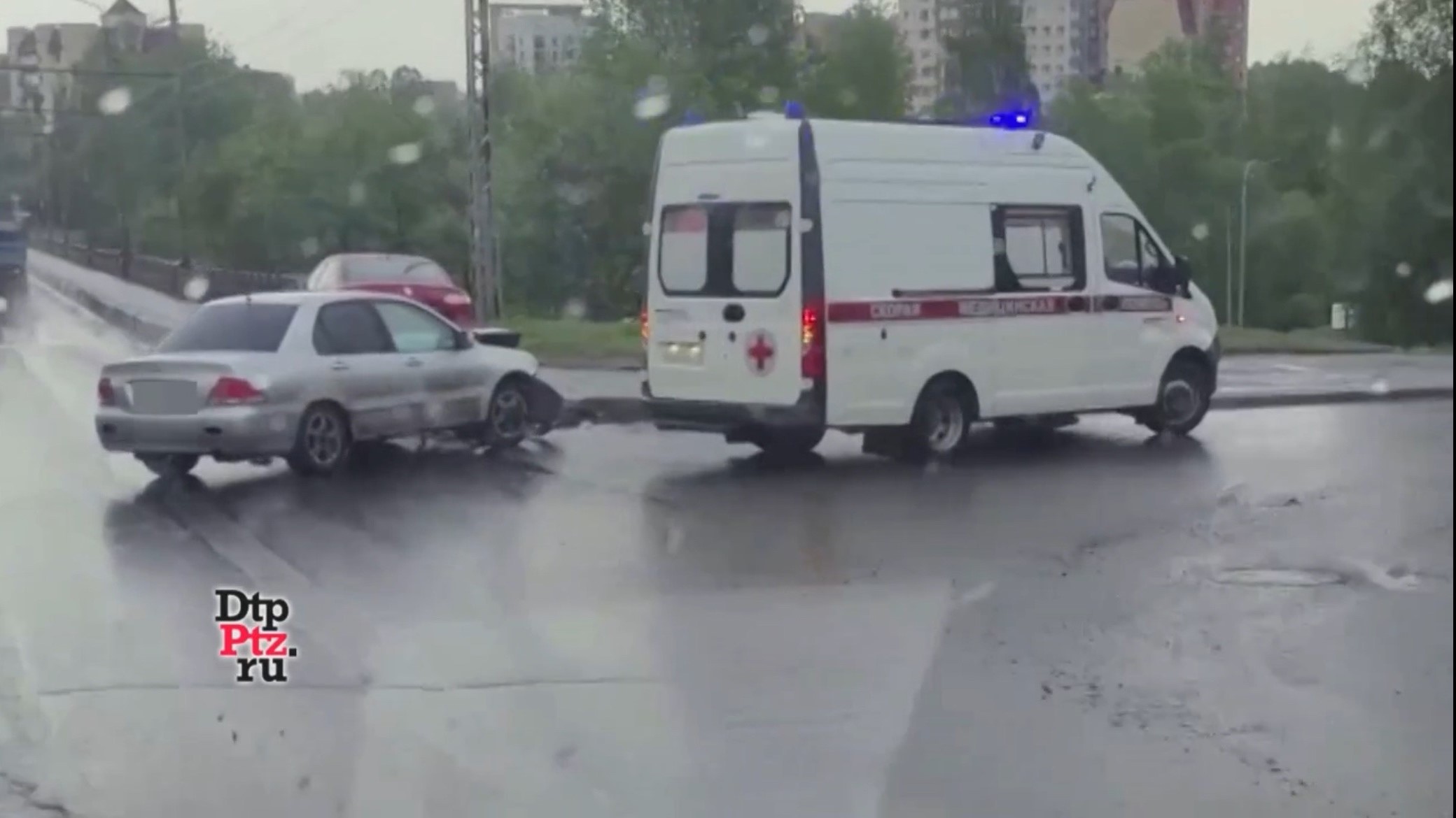 Появилось видео жесткой аварии, где иномарку отбросило на тротуар в  Петрозаводске | СТОЛИЦА на Онего