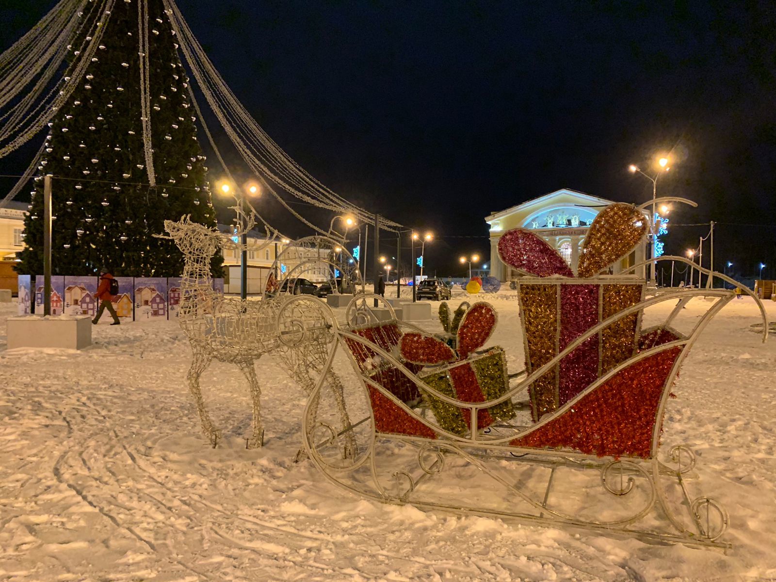 Ели петрозаводска. Главная елка Петрозаводск 2021. Елка на площади Кирова Петрозаводск 2022. Елка на площади Кирова Петрозаводск 2021. Елка на Кирова Петрозаводск 2022.