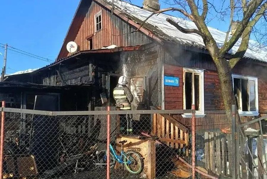 Жилой дом горел днем 7 марта в Медвежьегорске