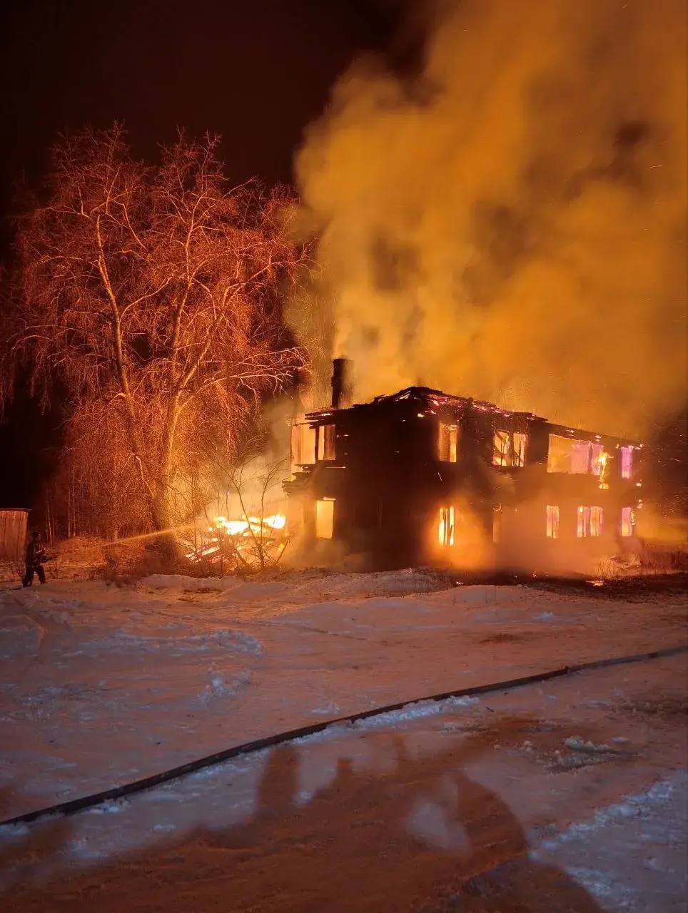 Двухэтажный дом полностью сгорел на севере Карелии