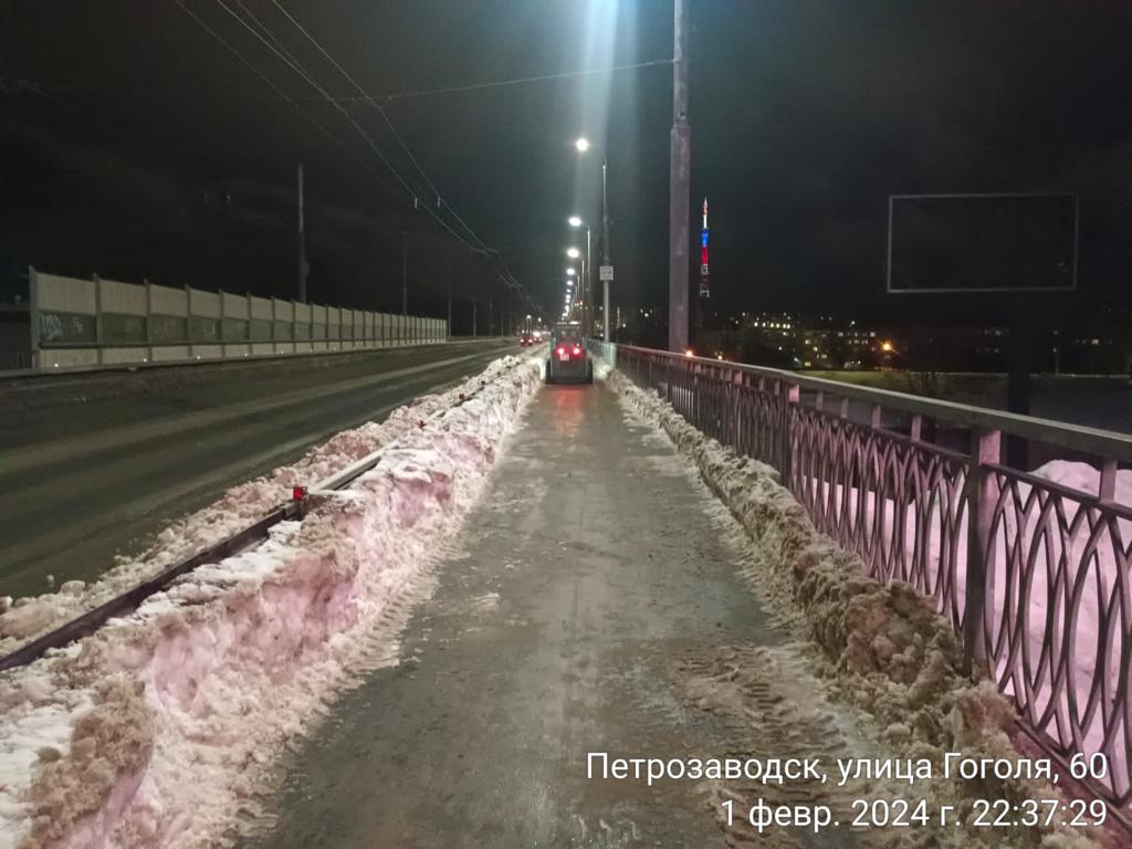 Кондопожское ДРСУ практически всем составом вышло в оттепель на уборку  снега | 02.02.2024 | Новости Петрозаводска - БезФормата