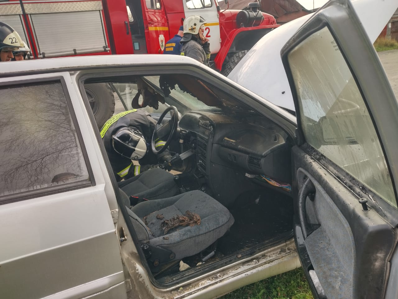 Полыхающий автомобиль в Кеми тушили семеро пожарных