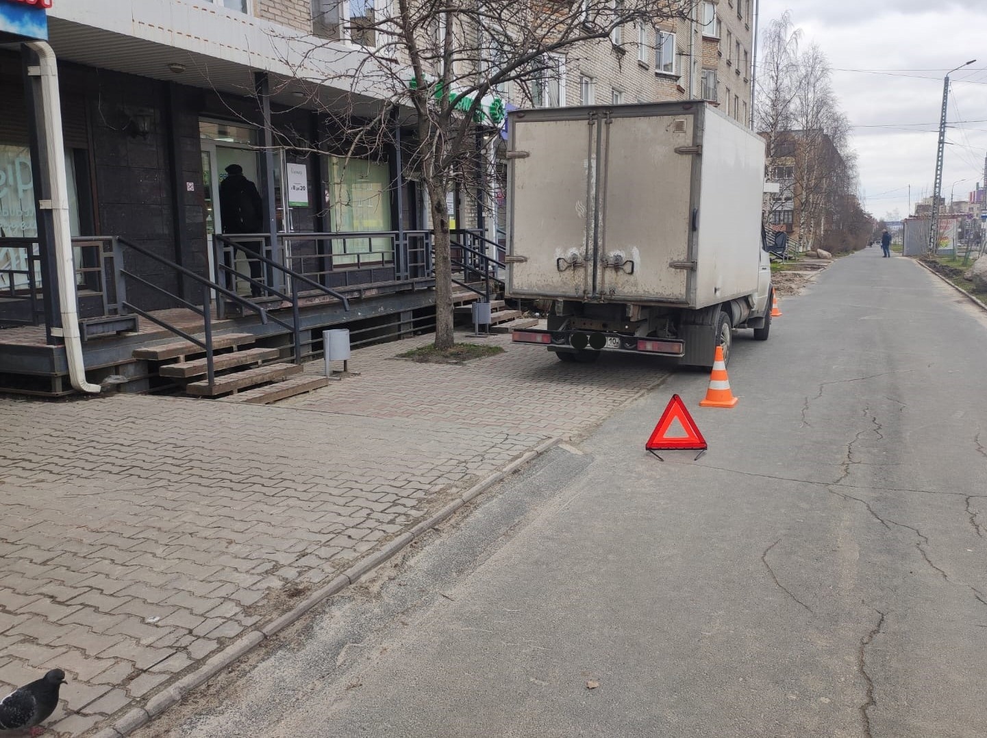 Фургон наехал на женщину прямо на тротуаре в Петрозаводске | СТОЛИЦА на  Онего