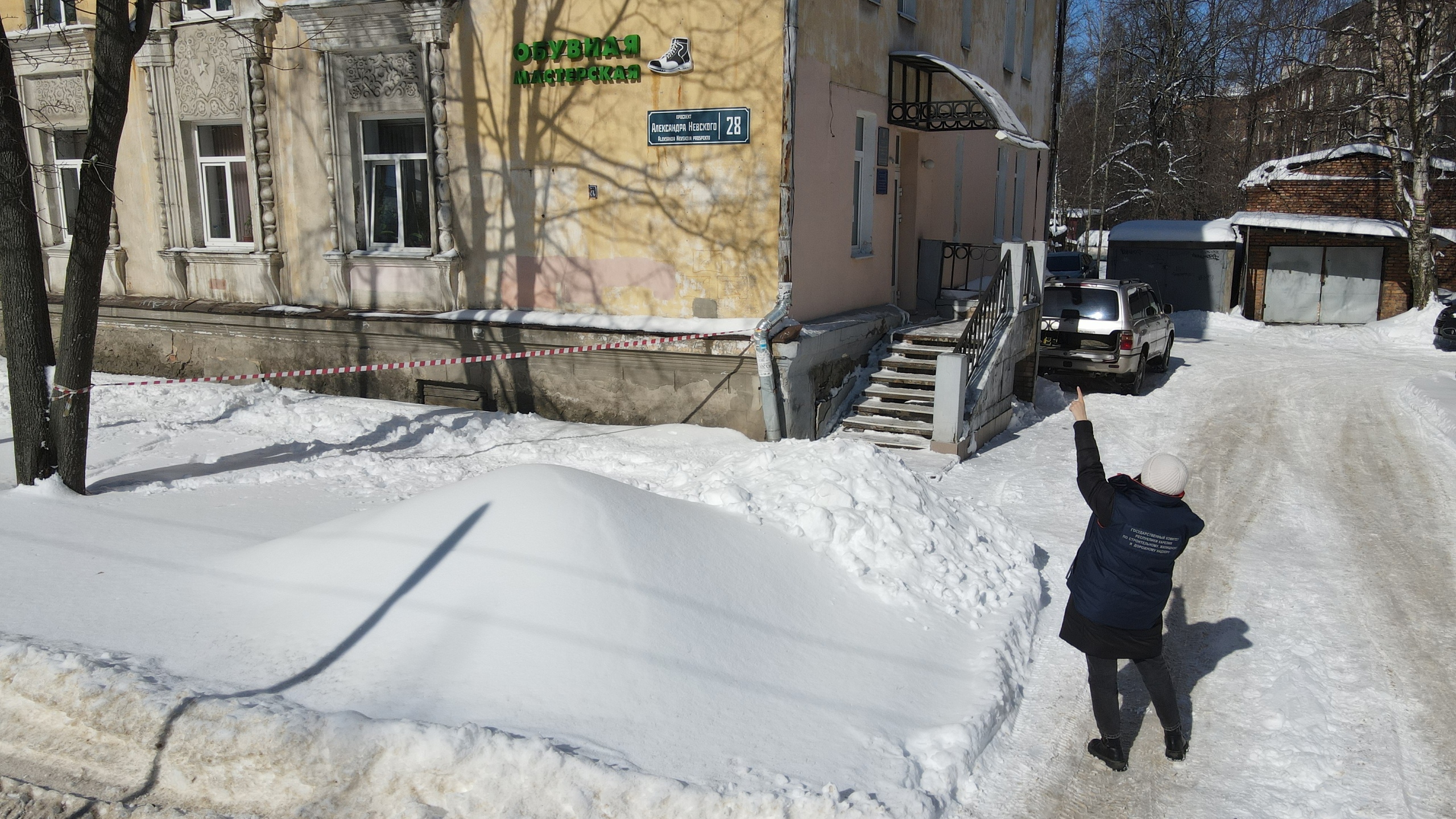 Специалисты очистили от снега и льда кровлю одного из домов в Петрозаводске  | СТОЛИЦА на Онего