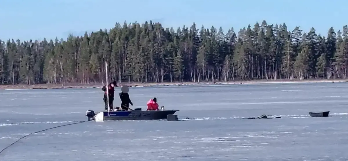 В Суоярвском округе спасатели подняли тело утонувшего рыбака