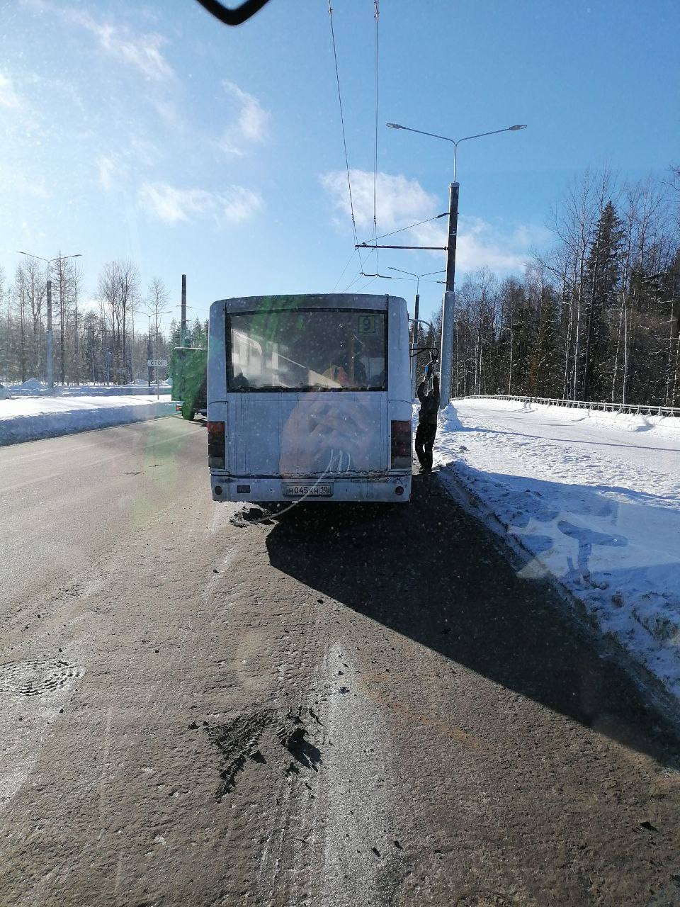 В Петрозаводске автобус разбил троллейбус и скрылся с места ДТП