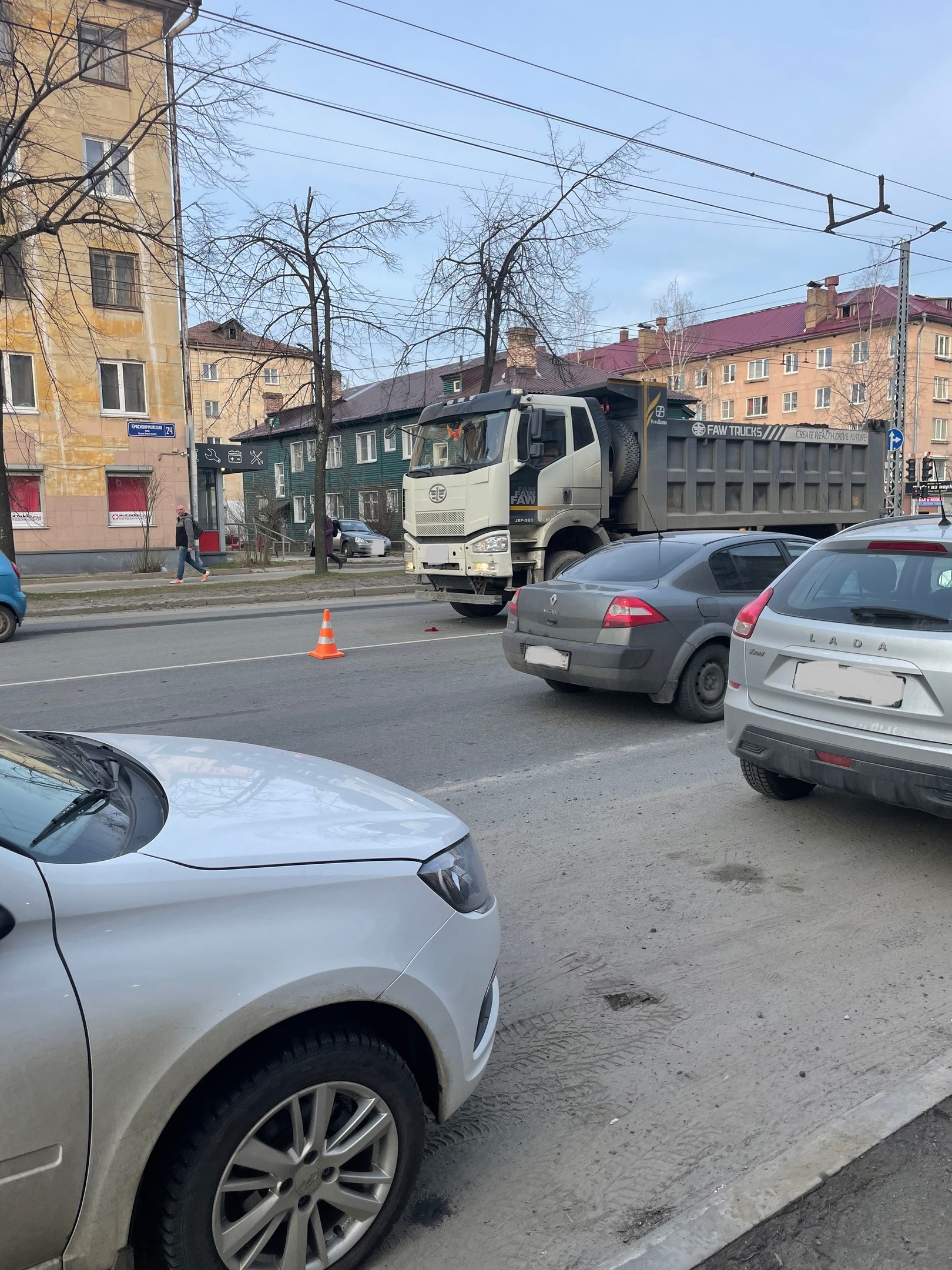 Легковушка, перелетев через тротуар, врезалась в дом в центре Петрозаводска  | 29.04.2024 | Новости Петрозаводска - БезФормата