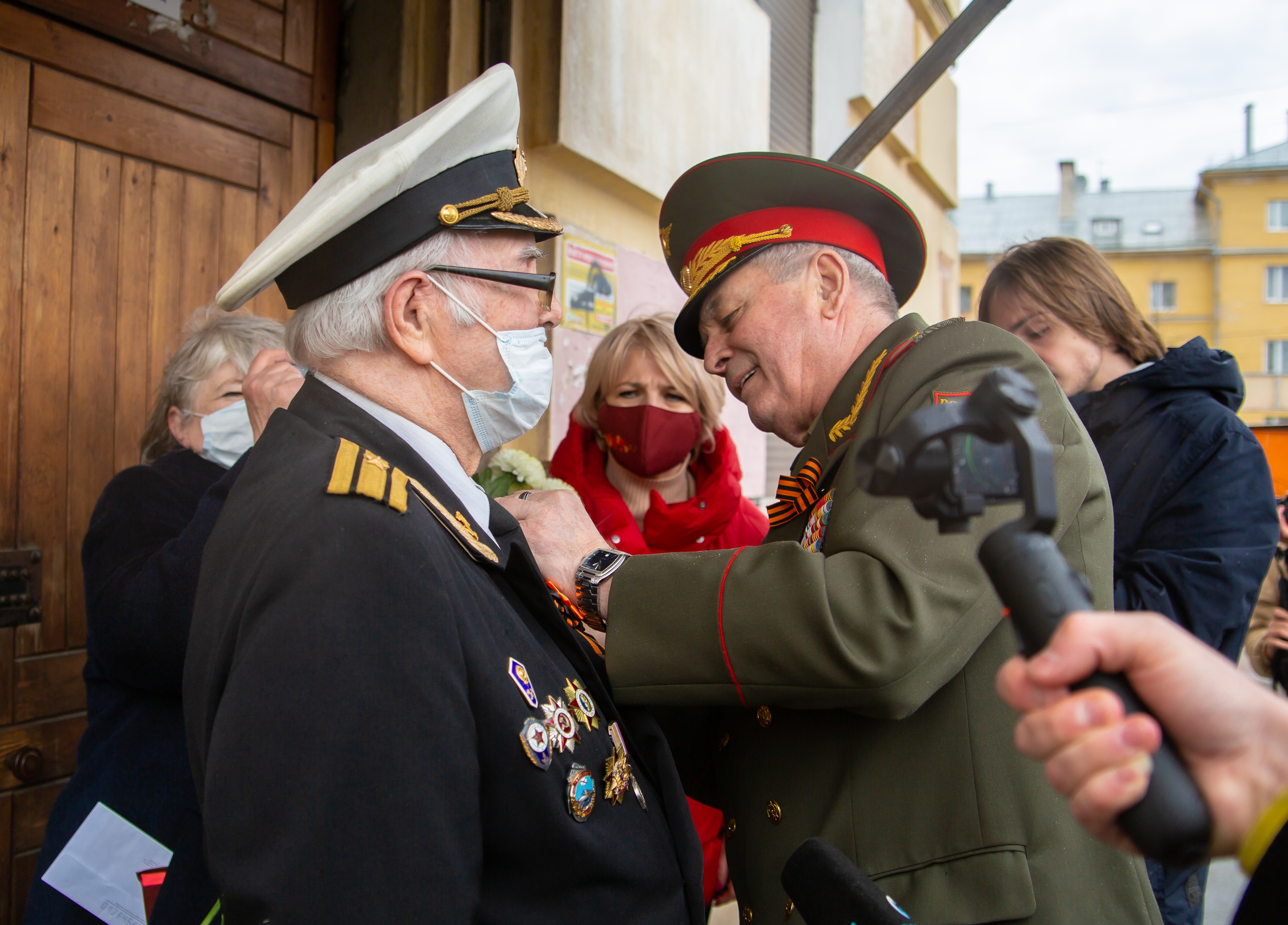 Ветераны кронштадт. Ветераны ВМФ. Ветераны Петрозаводска. Парад для ветеранов Петрозаводск. Парад Черноморский флот ветеран.