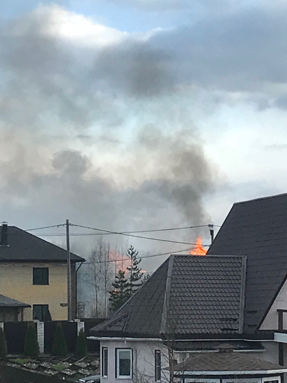 Большой дом сгорел в поселке Карелии (ФОТО) | 15.05.2020 | Новости  Петрозаводска - БезФормата