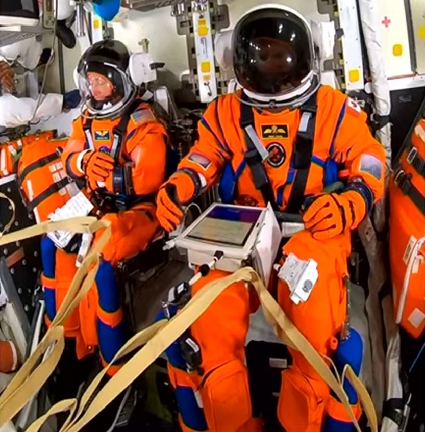 Космический корабль NASA с экипажем на борту стартует к орбите Луны