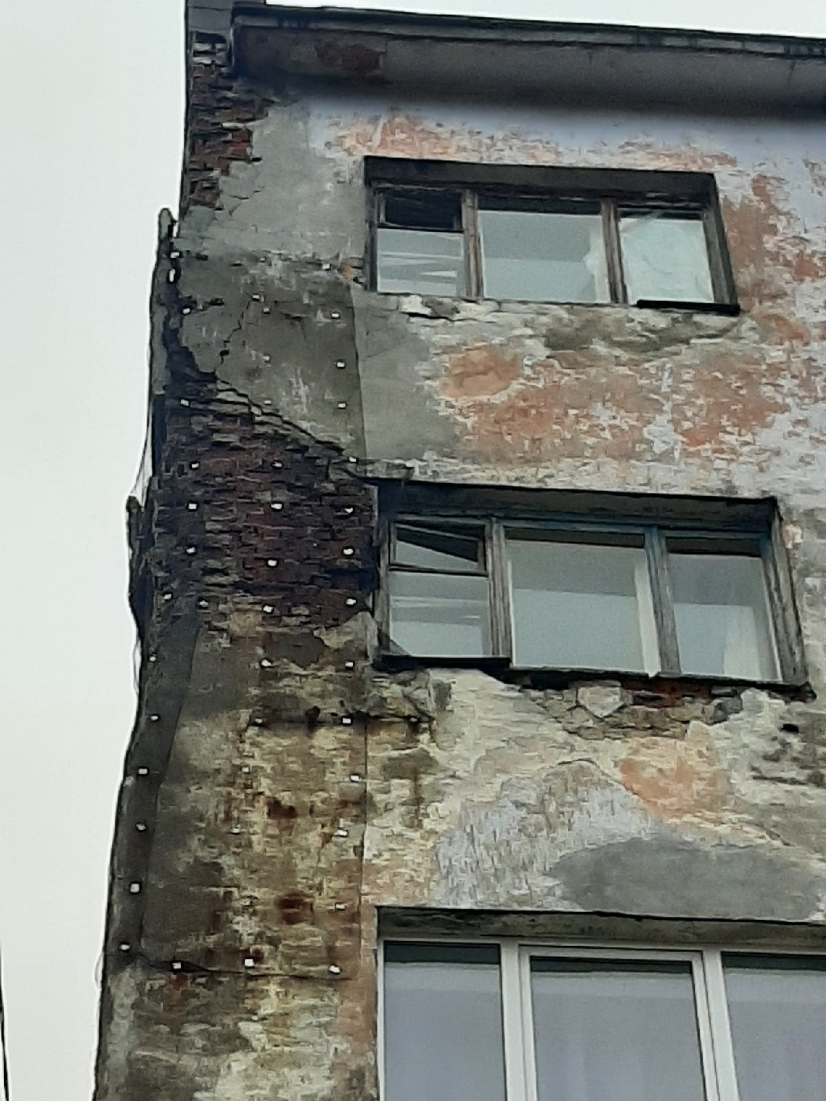 Жилой дом в Карелии разваливается по кирпичику (ФОТО и ВИДЕО) | 03.11.2021  | Новости Петрозаводска - БезФормата