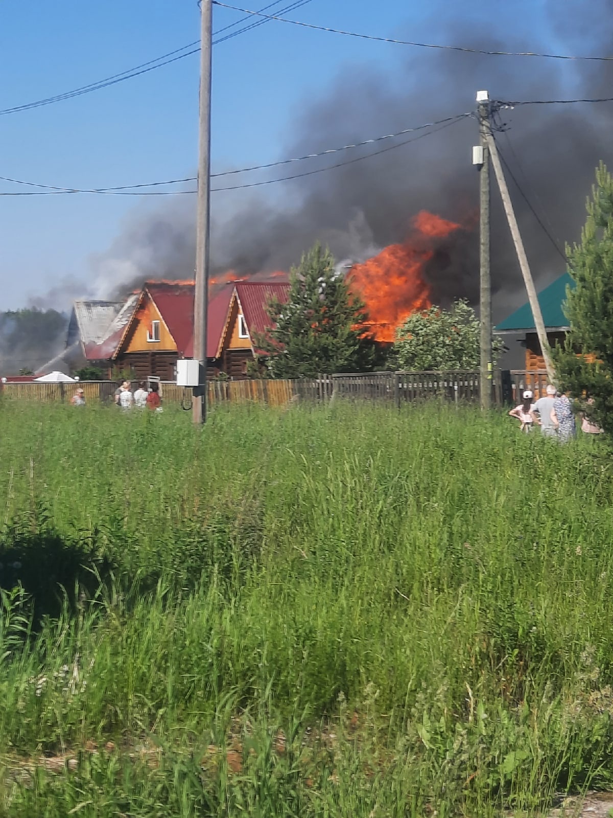 Появились фотографии пожара в Заозерье — там горит целый двор (ФОТО И  ВИДЕО) | СТОЛИЦА на Онего