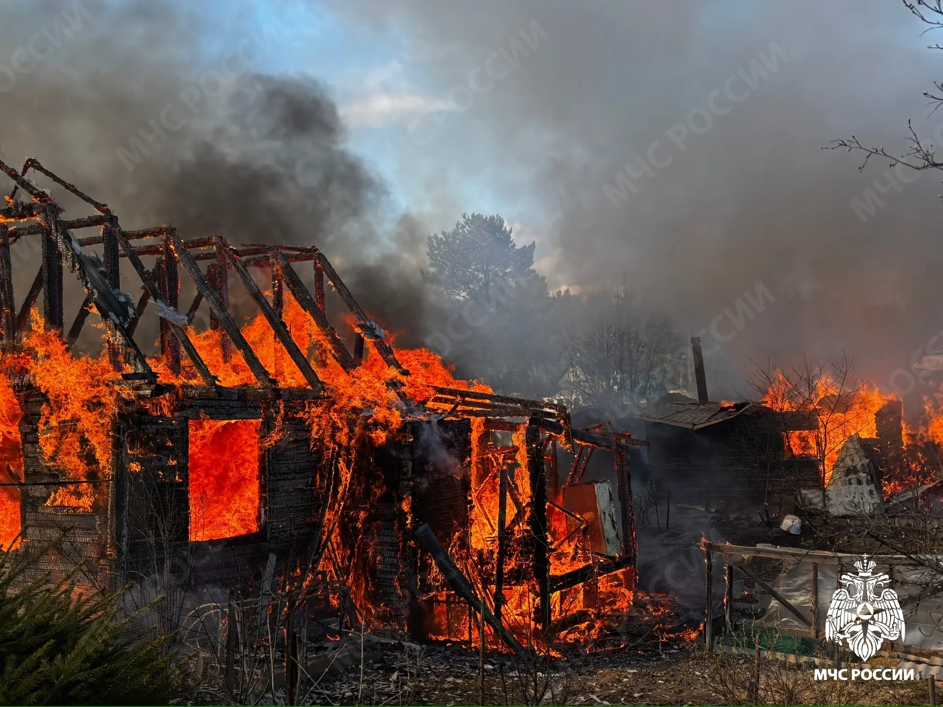 Крупный пожар произошел в дачном поселке в Прионежском районе