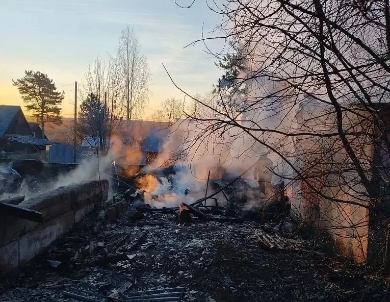 Спасатели пяти отрядов десять часов тушили пожар в Прионежье