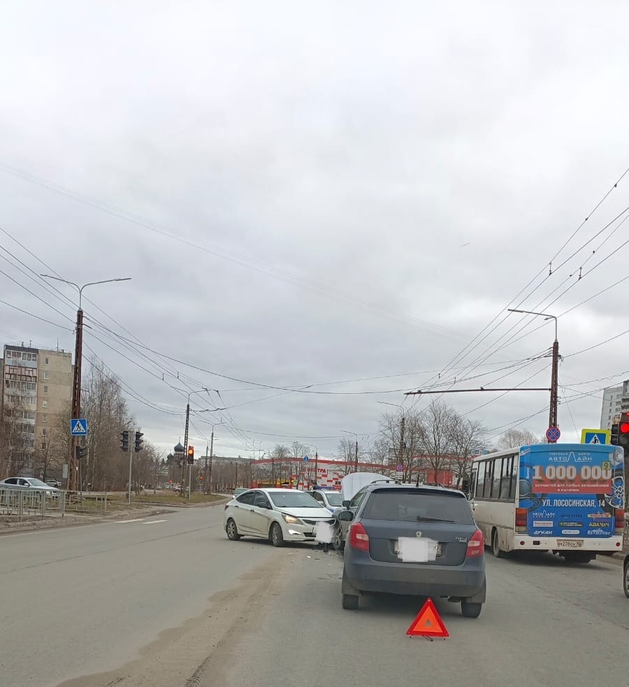 Легковушки жестко столкнулись в одном из районов Петрозаводска