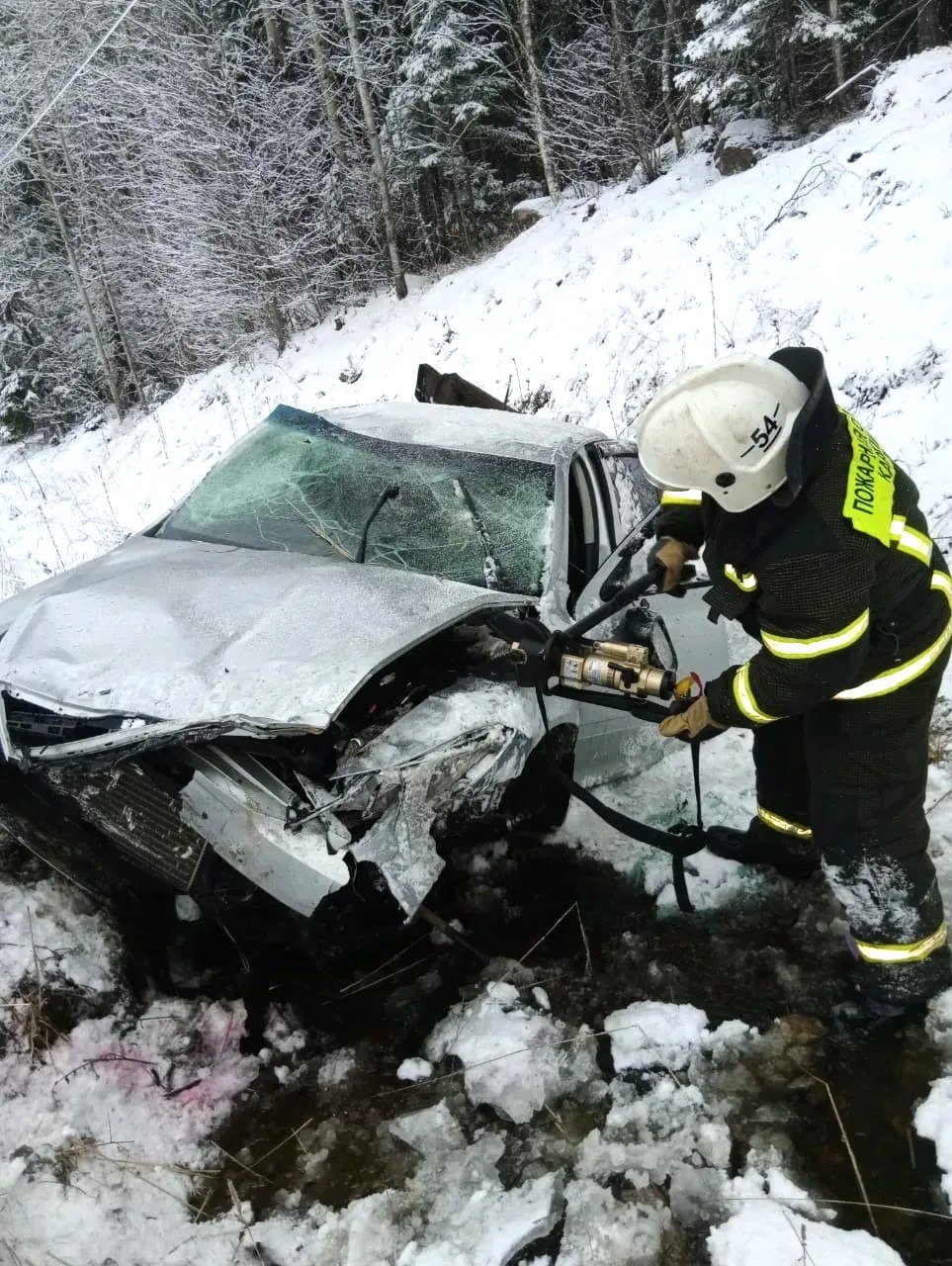 Водитель легкового автомобиля перевернулся на трассе «Вологда — Медвежьегорск»