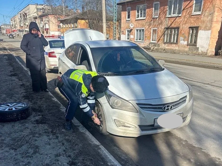 В Петрозаводске сотрудники ГАИ помогли с заменой колес женщинам-водителям