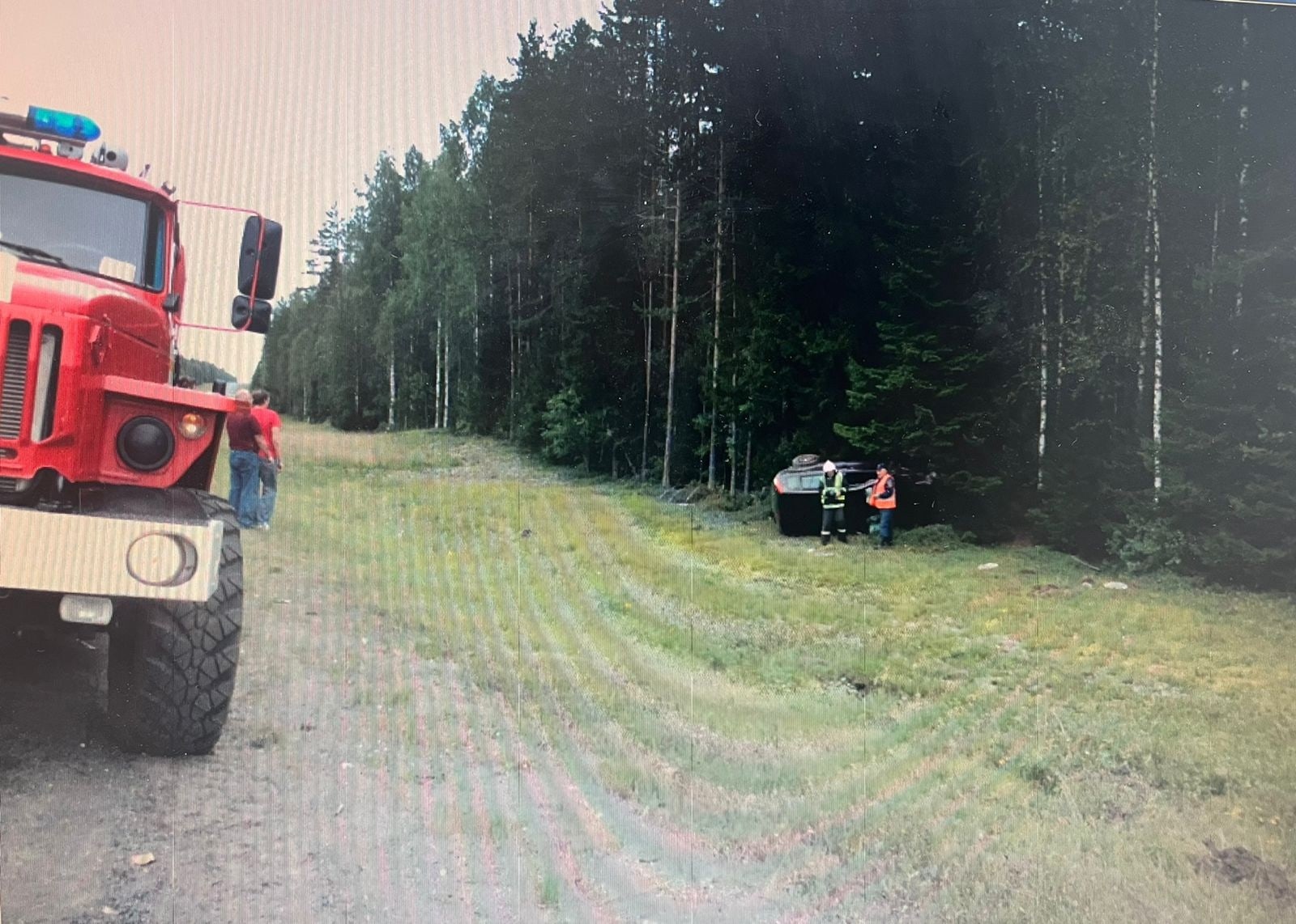 Автомобиль завалился на бок на юге Карелии | 19.08.2023 | Новости  Петрозаводска - БезФормата