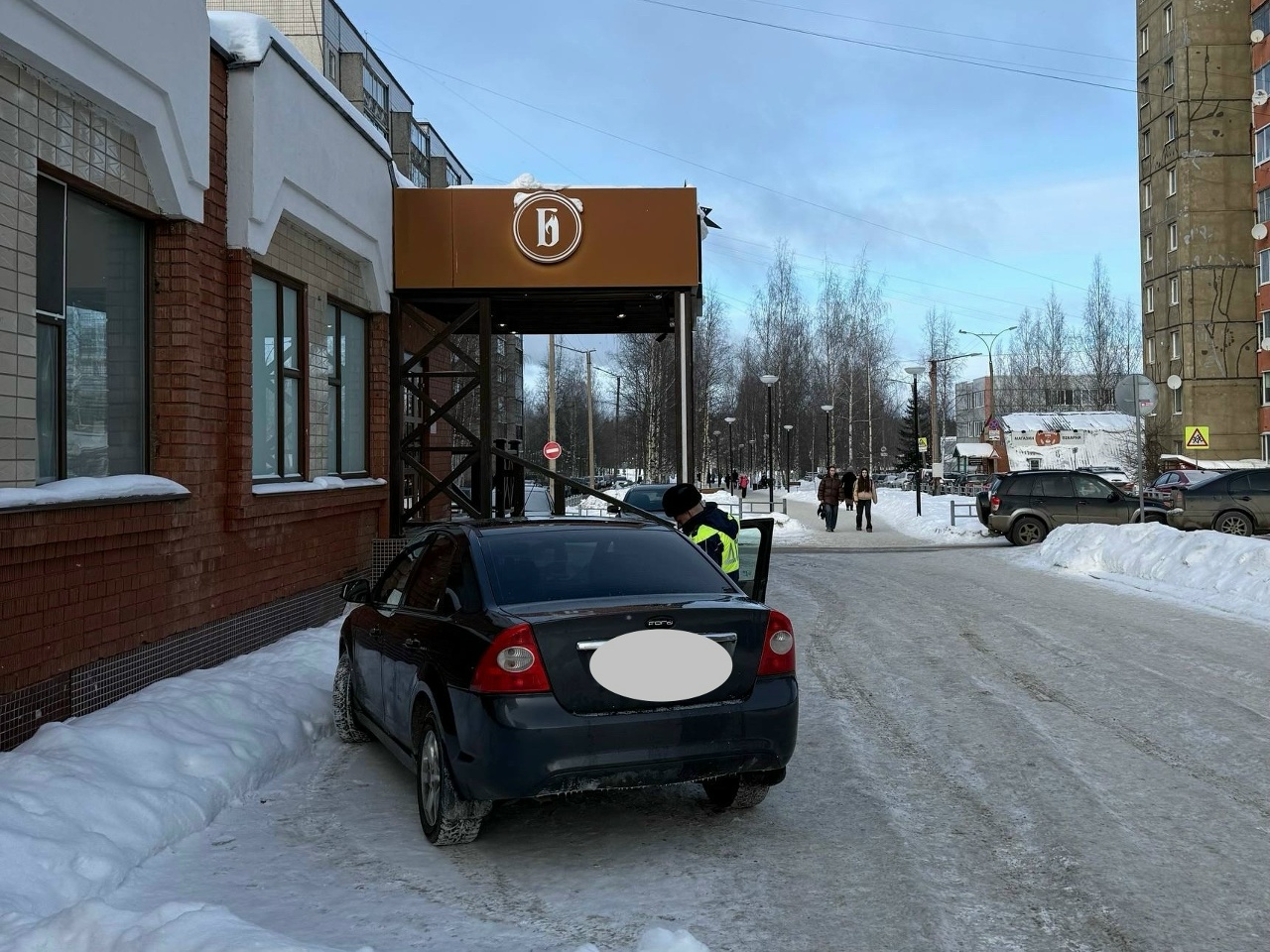 Сотрудники ГАИ оштрафовали водителей на Почтовой площади в Петрозаводске