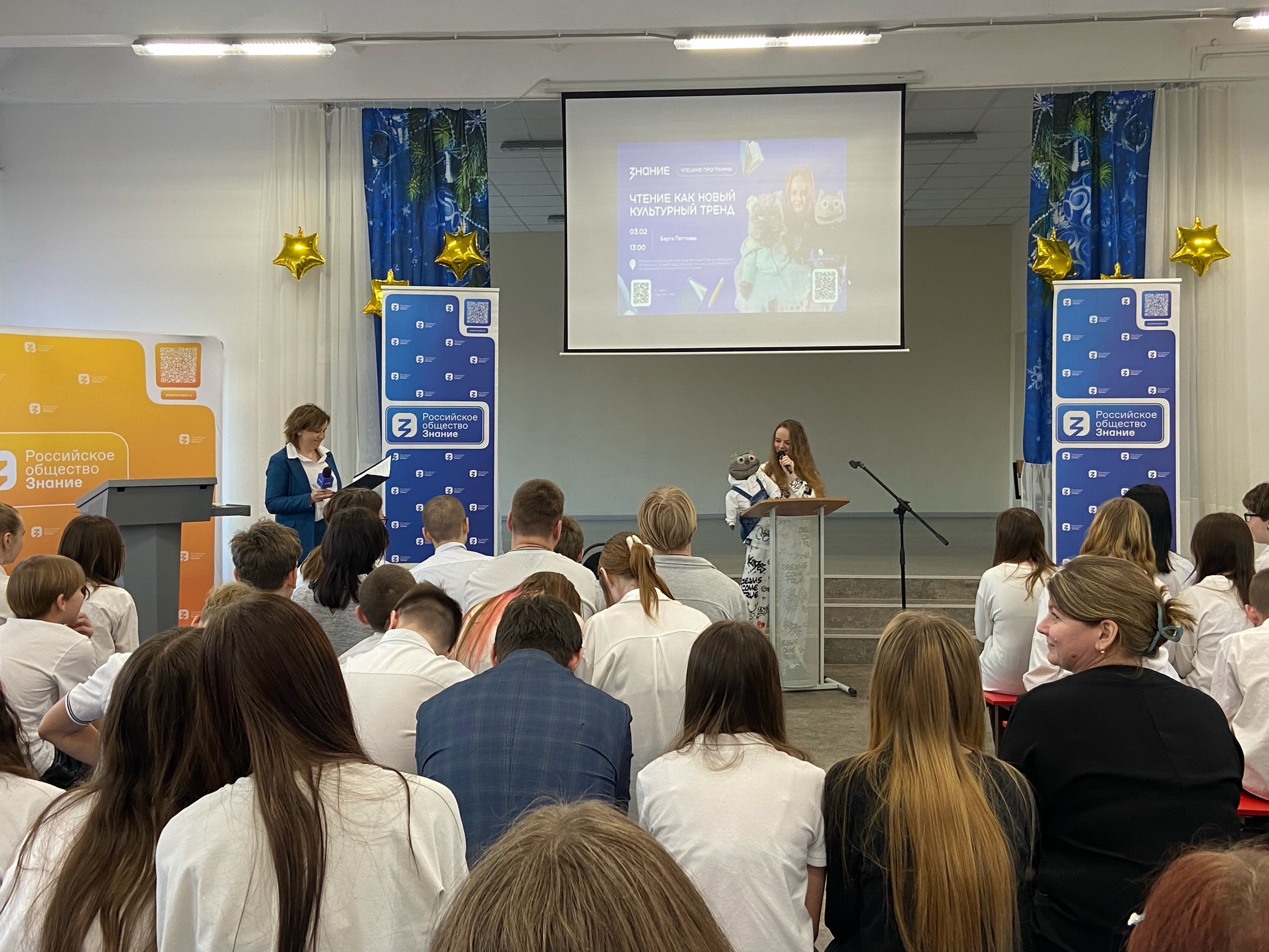 Актриса Мария Кожевникова провела встречу с участниками литературного клуба в Чалне