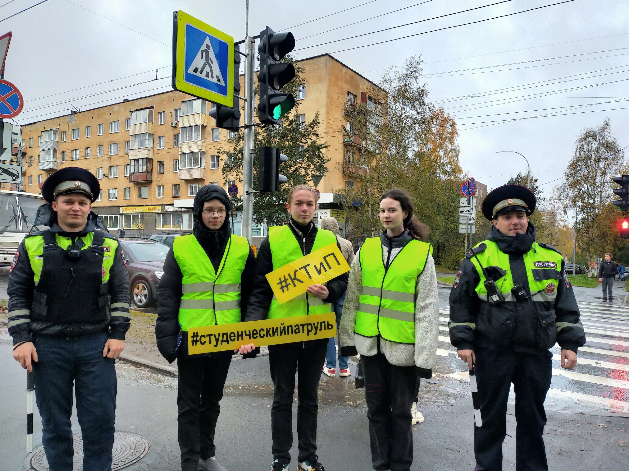 Автоинспекторы позвали студенческий патруль, чтобы обратить внимание  пешеходов и водителей на новый светофор в Петрозаводске | СТОЛИЦА на Онего