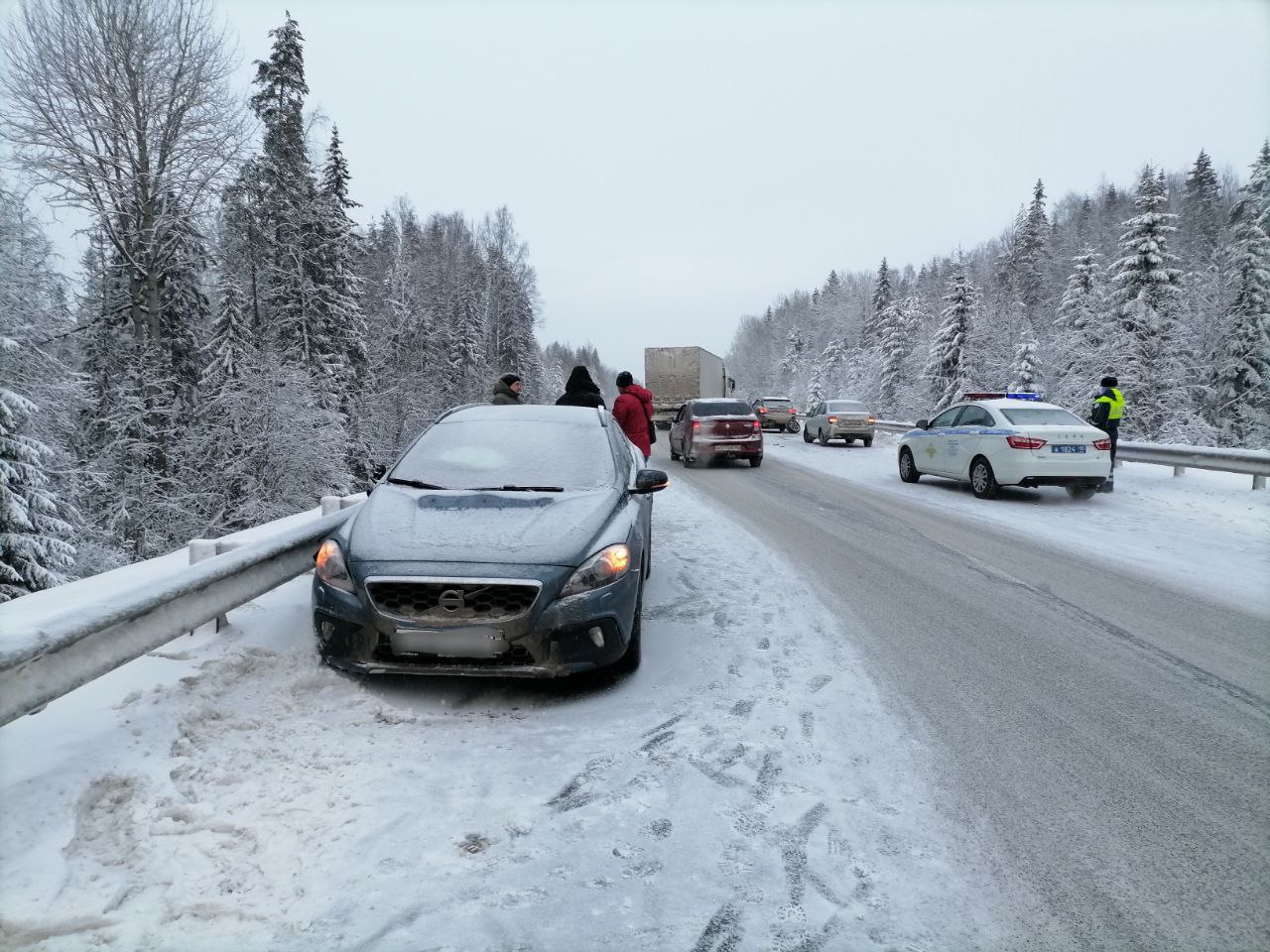 Шесть автомобилей столкнулись на трассе «Кола» в Карелии — есть пострадавшие