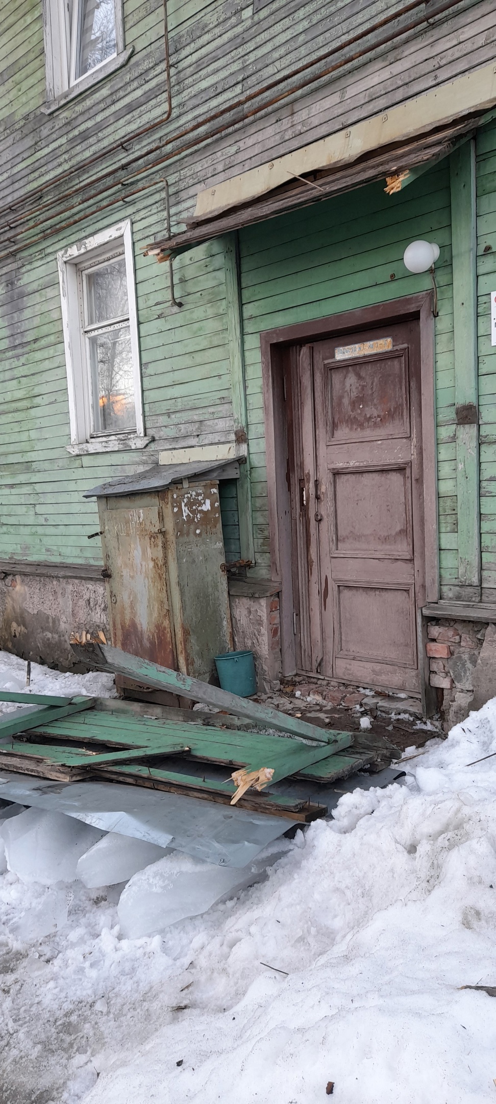 Лед обрушился и оторвал козырек у подъезда дома в Петрозаводске (ФОТО) |  20.03.2022 | Новости Петрозаводска - БезФормата