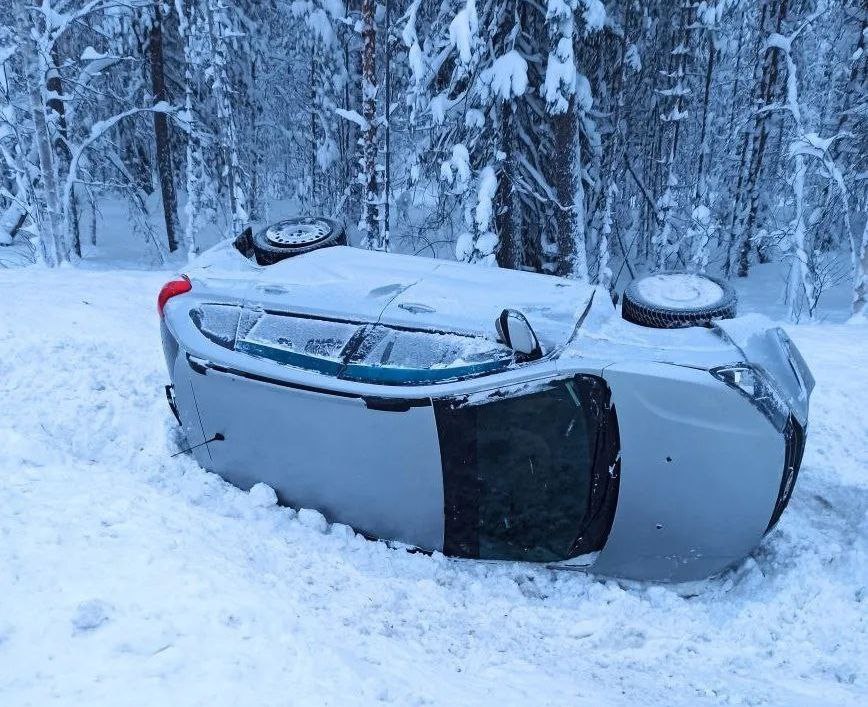 Два авто разлетелись в стороны при столкновении на трассе «Кола» в Карелии