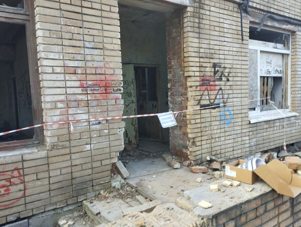 Заброшенное здание бывшего индустриального колледжа в Петрозаводске снова выставят на торги