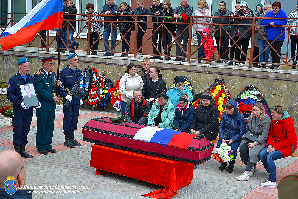 Разрешено вывесить красный флаг на окно многоквартирного дома