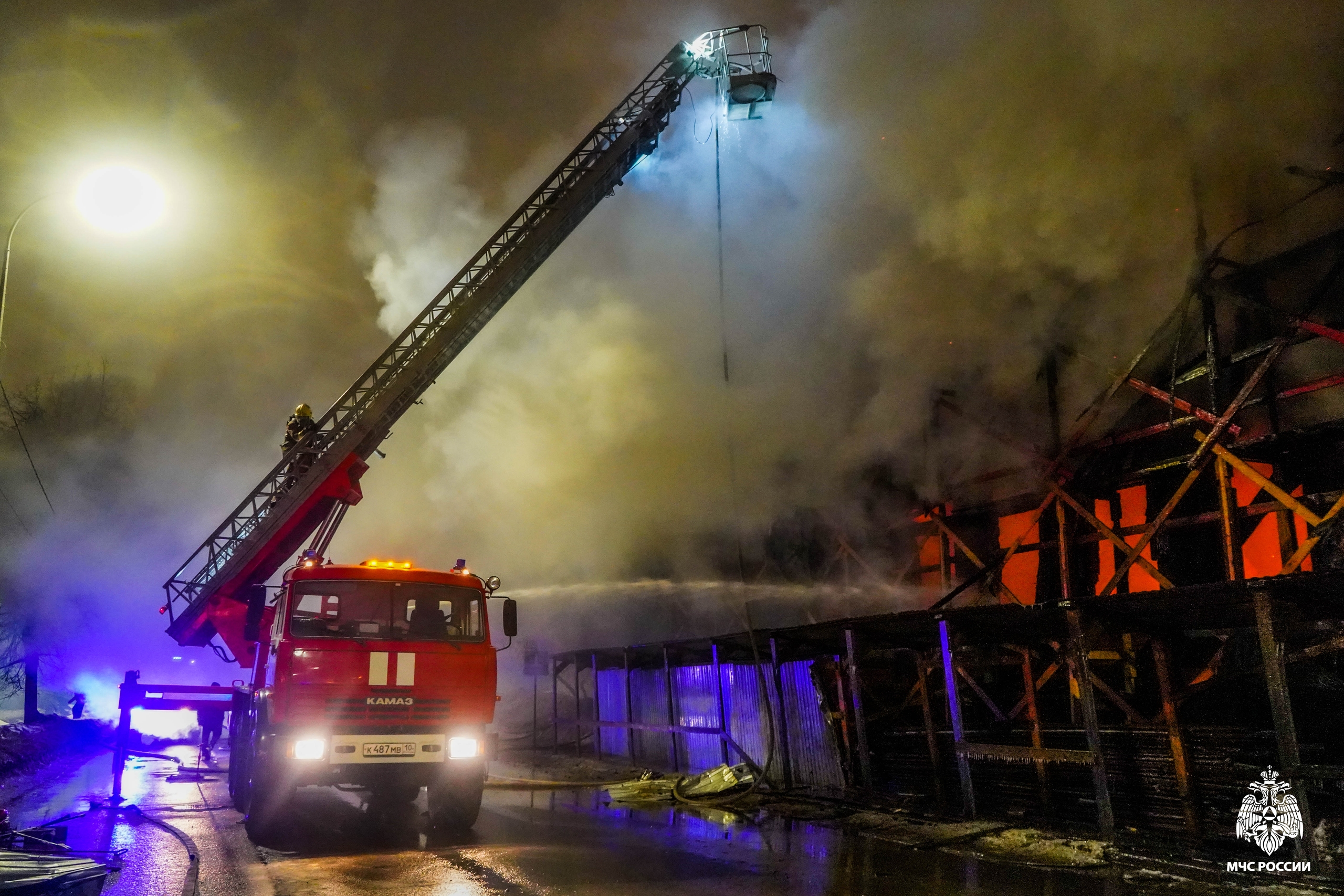МЧС Карелии показало, как огнеборцы тушили пожар в старейшем здании Петрозаводска
