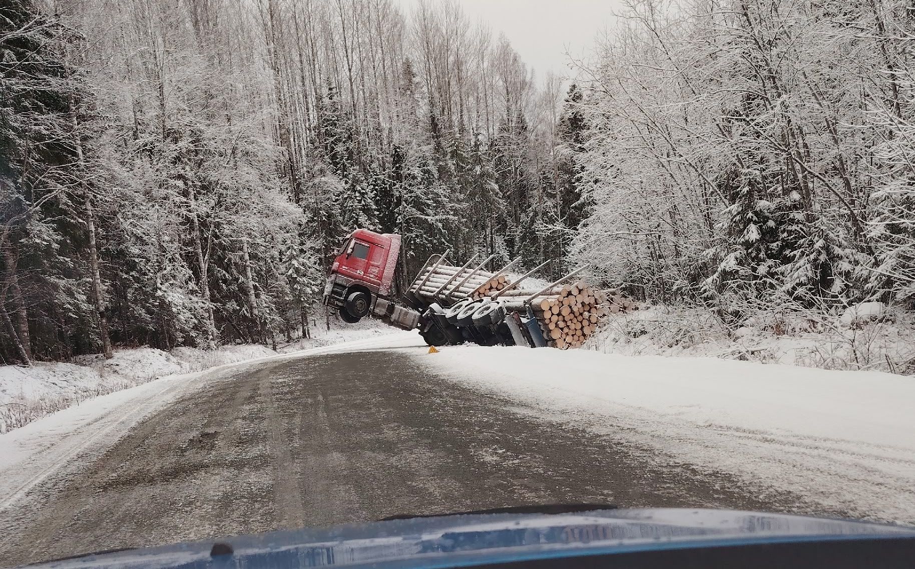 Лесовоз перевернулся на границе Пряжинского и Олонецкого районов Карелии