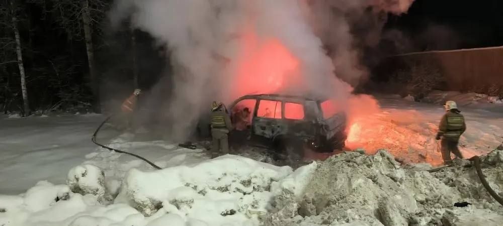 Автомобиль полностью сгорел на дороге в Карелии