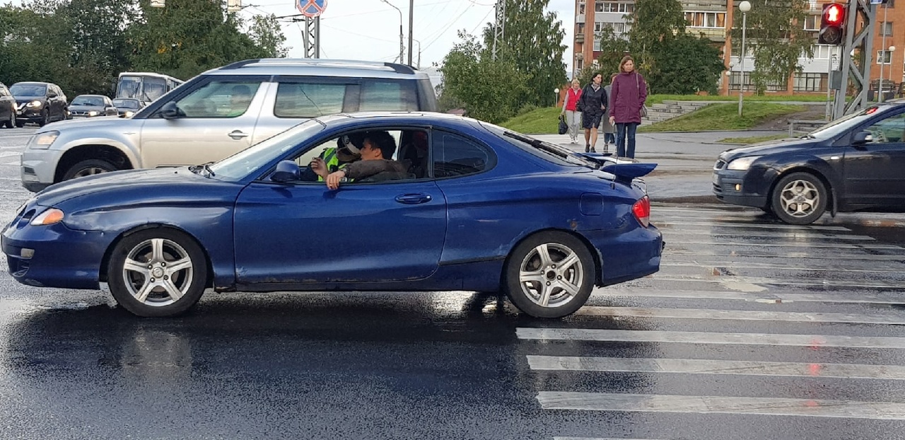 В центре Петрозаводска спорткар сбил 17-летнюю девушку на пешеходном  переходе (ФОТО) | СТОЛИЦА на Онего