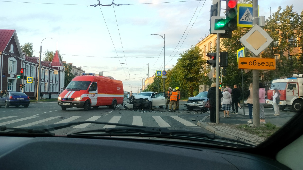 Иномарки разбились в центре Петрозаводска (ФОТО и ВИДЕО) | СТОЛИЦА на Онего