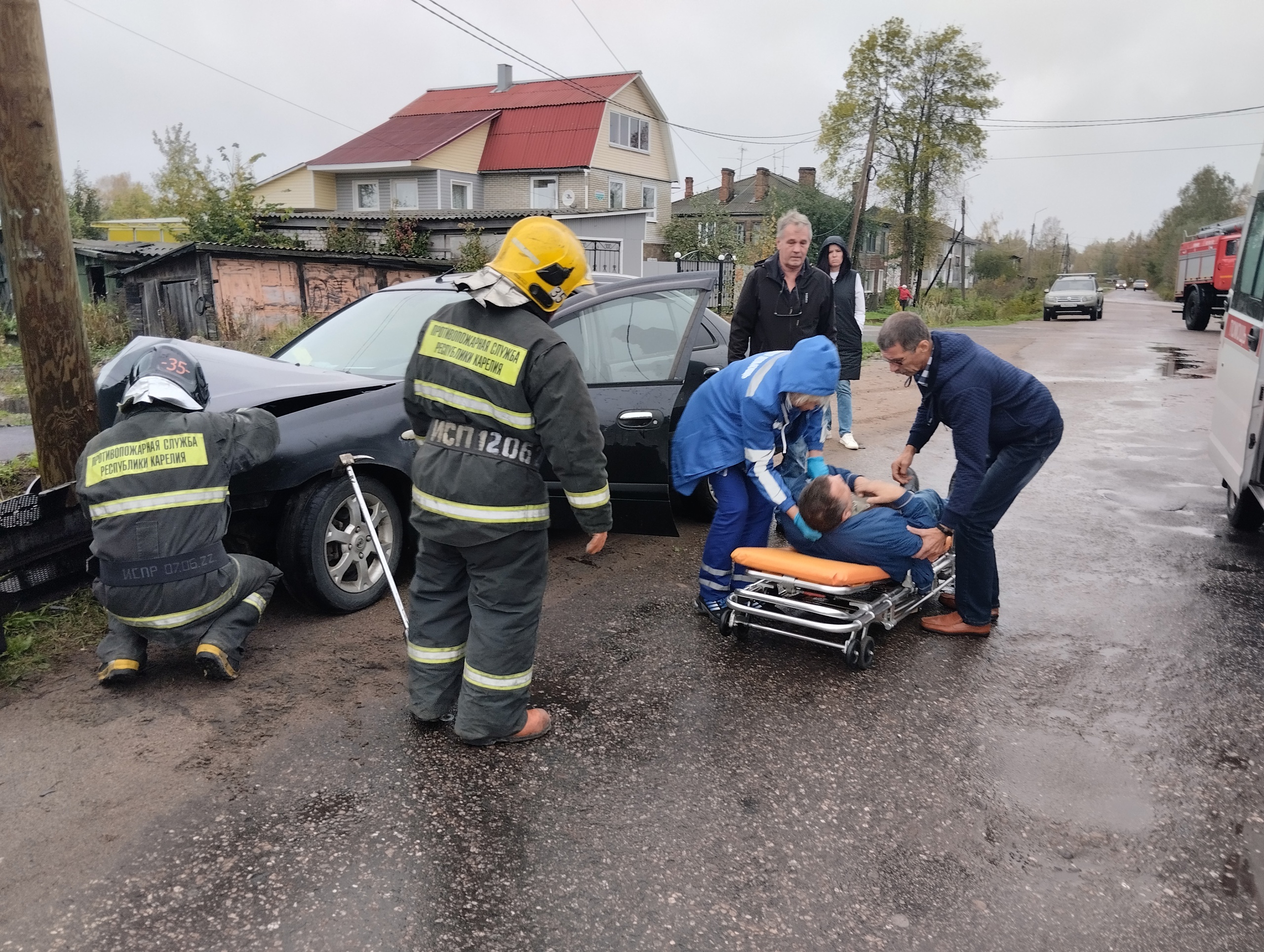 Легковушка жестко влетела в столб в Олонце | 05.10.2023 | Новости  Петрозаводска - БезФормата